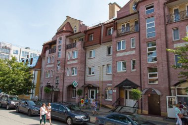 Zelenogradsk, Rusya - 07 Ağustos 2019: Rusya 'nın Zelenogradsk kentindeki Kurortny Prospekt yaya yolunun manzarası.