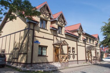 Zelenogradsk, Rusya - 07 Ağustos 2019: Rusya 'nın Zelenogradsk kentindeki Kurortny Prospekt yaya yolunun manzarası.
