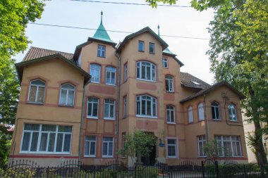 Zelenogradsk, Rusya - 07 Ağustos 2019: Rusya 'nın Zelenogradsk kentinde 07 Ağustos 2019 tarihli savaş öncesi inşaata cephe.