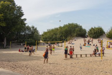 Zelenogradsk, Rusya - 07 Ağustos 2019: Zelenogradsk, Rusya 'da 07 Ağustos 2019' da plaj voleybolu oynayan insanların manzarası.