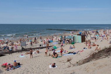 Zelenogradsk, Rusya - 07 Ağustos 2019: Rusya 'nın Zelenogradsk kentinde 07 Ağustos 2019 tarihinde bir plajdaki insanların manzarası.