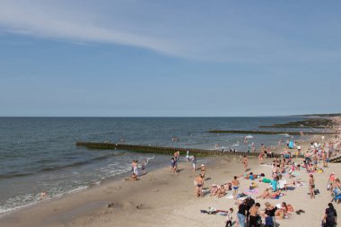 Zelenogradsk, Rusya - 07 Ağustos 2019: Rusya 'nın Zelenogradsk kentinde 07 Ağustos 2019 tarihinde bir plajdaki insanların manzarası.