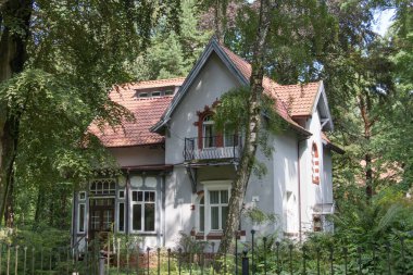 Svetlogorsk, Rusya - 08 Ağustos 2019: Rusya 'nın Svetlogorsk kentinde 08 Ağustos 2019 tarihinde Larch Park' taki savaş öncesi binanın dışı.