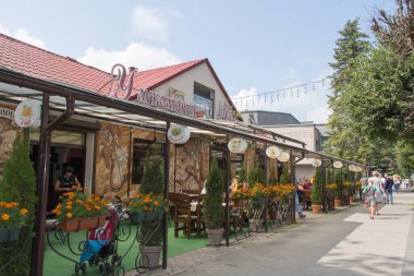 Svetlogorsk, Rusya - 08 Ağustos 2019: Rusya 'nın Svetlogorsk kentindeki U Lukomorya Kafe' nin dış görünümü.