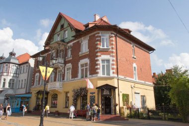 Zelenogradsk, Rusya - 08 Ağustos 2019: Rusya 'nın Zelenogradsk kentindeki Kurortny Prospekt yaya yolu manzarası.
