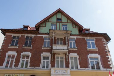 Zelenogradsk, Rusya - 08 Ağustos 2019: Rusya 'nın Zelenogradsk kentinde 08 Ağustos 2019 tarihinde, Kurortny Prospekt' te bir binanın ön görünümü.