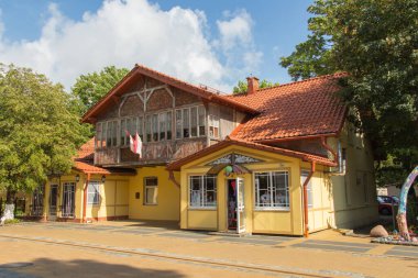 Zelenogradsk, Rusya - 08 Ağustos 2019: Rusya 'nın Zelenogradsk kentindeki Kurortny Prospekt yaya yolu manzarası.