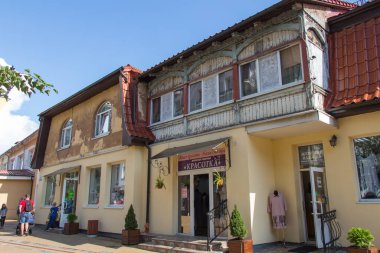 Zelenogradsk, Rusya - 08 Ağustos 2019: Rusya 'nın Zelenogradsk kentindeki Kurortny Prospekt yaya yolu manzarası.