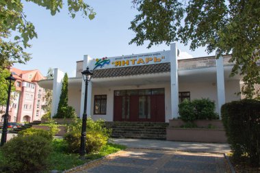 Zelenogradsk, Rusya - 08 Ağustos 2019: Rusya 'nın Zelenogradsk kentindeki Kurortny Prospekt yaya yolu manzarası.