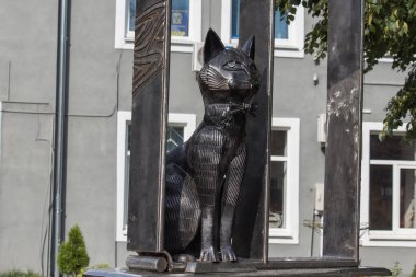 Zelenogradsk, Rusya - 08 Ağustos 2019: Rusya 'nın Zelenogradsk kentinde 08 Ağustos 2019 tarihinde papyonlu zarif bir kedi heykelinin manzarası.