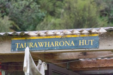 Yeni Zelanda, Te Urewera Ulusal Parkı - 27 Aralık 2020: Taurawharona Hut girişindeki tabela manzarası 27 Aralık 2020 tarihinde Yeni Zelanda 'da.