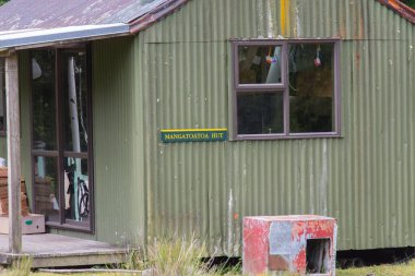 Yeni Zelanda, Te Urewera Ulusal Parkı - 29 Aralık 2020: Yeni Zelanda 'da 29 Aralık 2020' de Mangatoa Hut 'un manzarası.