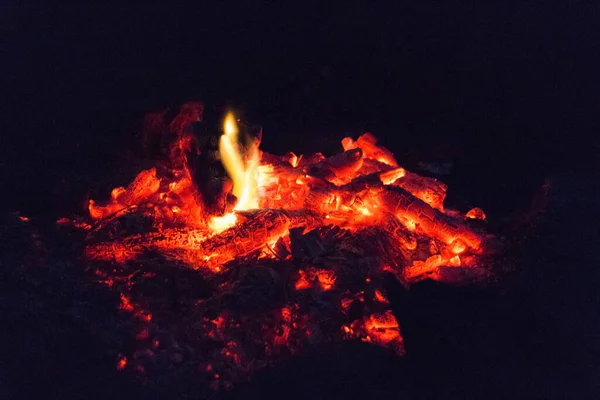 Het Uitzicht Van Een Stervend Vreugdevuur Klaar Voor Snuiven Zwarte — Stockfoto