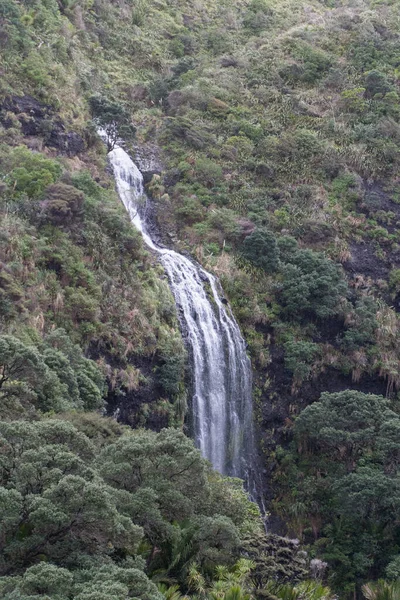 Karekare Şelalesi, Waitakere Sıradağları Bölgesel Parkı, Yeni Zelanda.