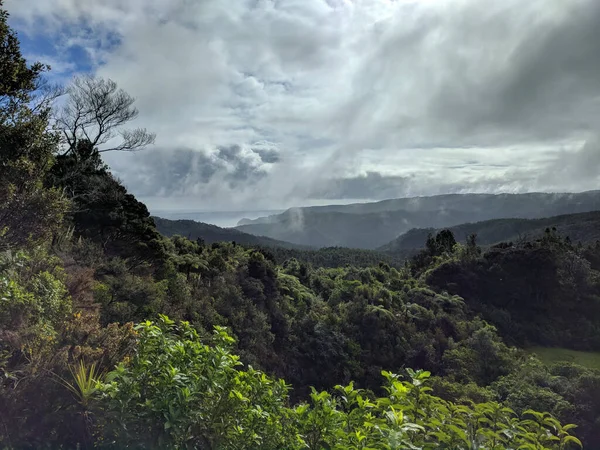 Pohled Malebnou Krajinu Mraky Horami Waitakere Ranges Regional Park Nový — Stock fotografie