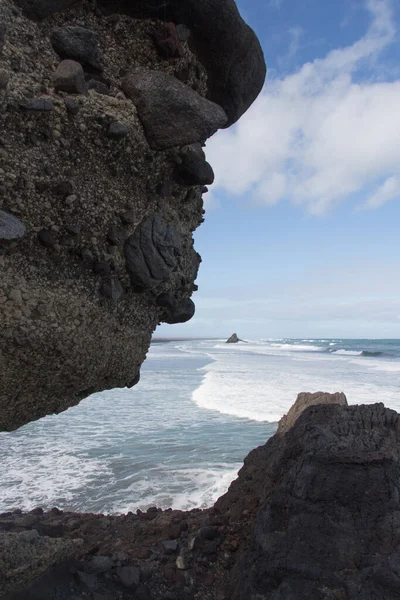 Vue Aérienne Plage Karekare Avec Des Vagues Petit Affleurement Rocheux — Photo