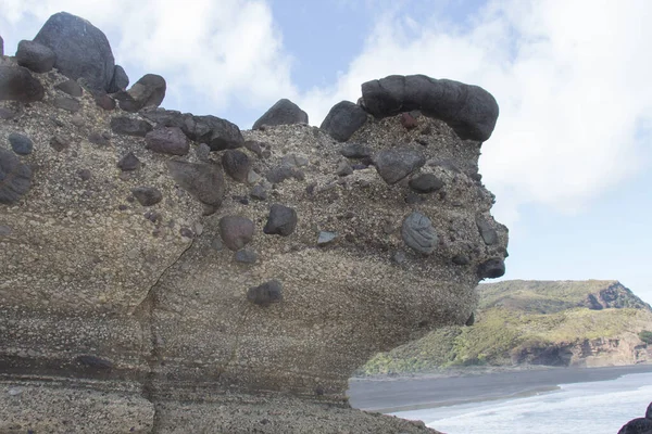 Widok Dziwacznej Formacji Skalnej Plaży Karekare Nowa Zelandia — Zdjęcie stockowe