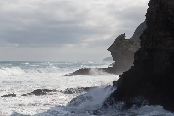 Vista Paisagem Marinha Com Uma Rocha Inclinada Ondas Céu Nublado — Fotografia de Stock