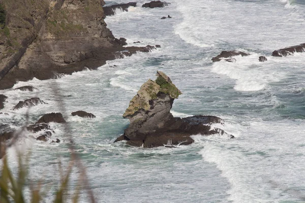 Flygfoto Över Liten Stenig Utlöpare Mellan Vågorna Vid Mercer Bay — Stockfoto