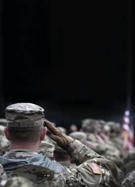 Amerikan askerleri selam veriyor. Amerikan ordusu mensubu. Birleşik Devletler Ordusu. Gaziler Günü. Metin için boş boşluk