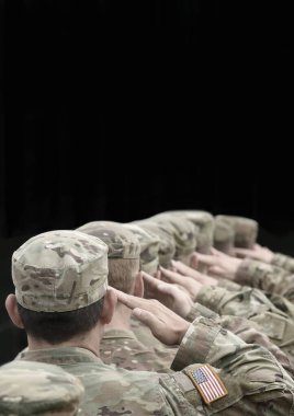 Amerikan askerleri selam veriyor. Amerikan ordusu mensubu. Birleşik Devletler Ordusu. Gaziler Günü. Metin için boş boşluk