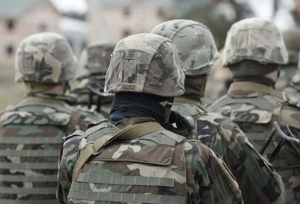 Arkadan Tüfekli Askerler — Stok fotoğraf