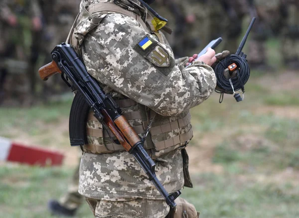 Soldado Ucrania Con Rifle Asalto Uso Teléfono Inteligente Soldado Ucraniano — Foto de Stock