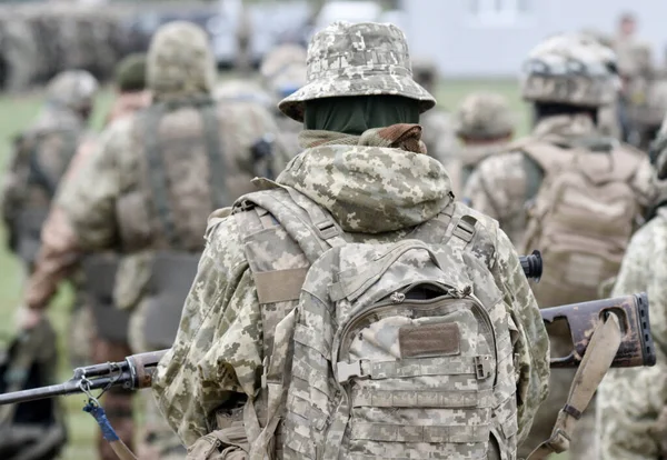 Солдати Штурмовими Гвинтівками Ззаду — стокове фото