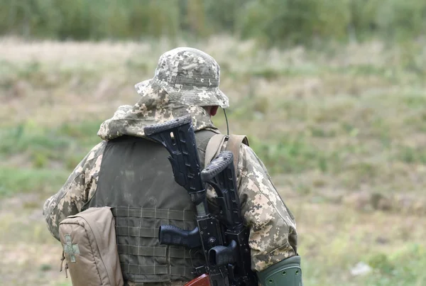 Soldat Med Två Automatgevär Vid Stolpen — Stockfoto