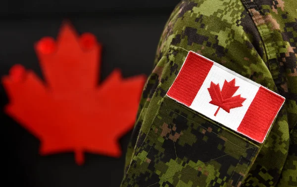Kanadská Vlajka Vojenské Uniformě Červený Javorový List Pozadí Kanadští Vojáci — Stock fotografie