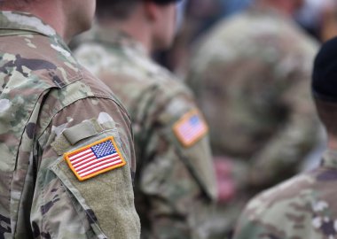 Gaziler Günü. Amerikan askerleri. Amerikan ordusu. Amerikan askeri üniformasında ABD bayrağı var. Birleşik Devletler Silahlı Kuvvetleri. 