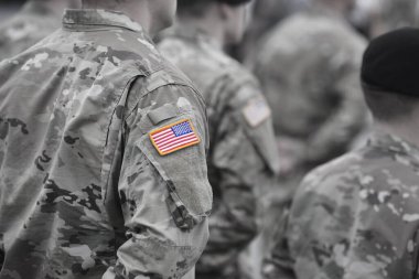 Gaziler Günü. Amerikan askerleri. Amerikan ordusu. Amerikan askeri üniformasında ABD bayrağı var. Birleşik Devletler Silahlı Kuvvetleri. 