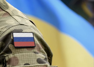 Askeri üniformalı Rusya bayrağı ve arka planda Ukrayna bayrağı. Rusya Ukrayna 'ya Karşı.