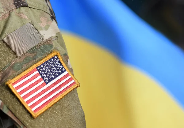 Bandera Americana Brazo Los Soldados Bandera Ucrania Fondo Apoyo Militar — Foto de Stock