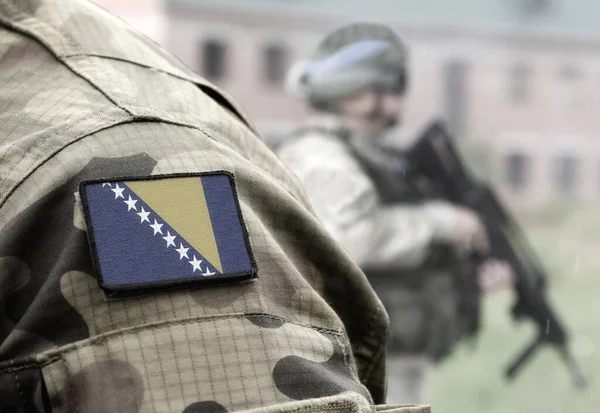 Прапор Боснії Герцеговини Військовій Формі Солдати Штурмовою Гвинтівкою Задньому Плані — стокове фото