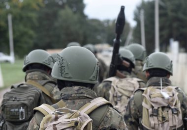 Arkadan tanksavar bombası atan askerler..