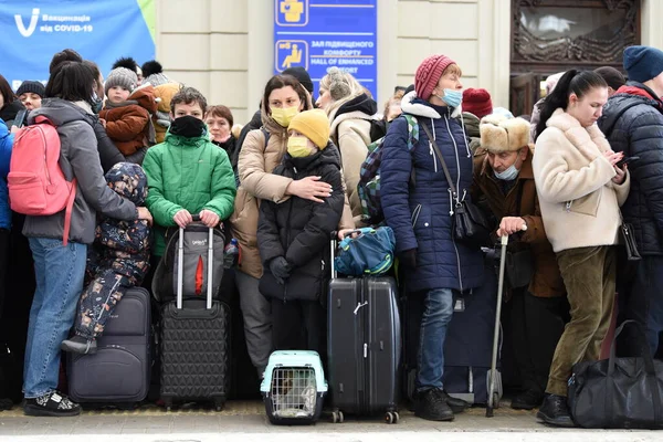 Львов Украина Февраля 2022 Года Люди Железнодорожном Вокзале Западноукраинского Города — стоковое фото