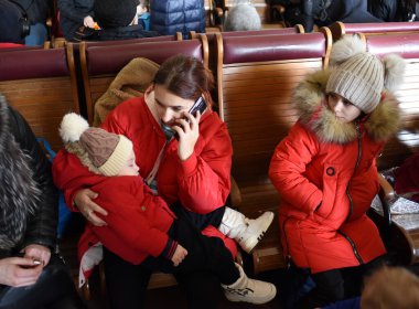 Lviv, Ukrayna - 1 Mart 2022. Doğu Ukrayna 'dan tahliye edilenler batı Ukrayna' nın Lviv kentindeki tren istasyonunda.