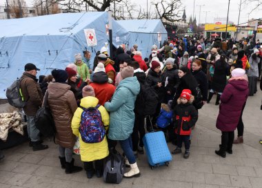 Lviv, Ukrayna - 2 Mart 2022. Batı Ukrayna 'nın Lviv kentindeki tren istasyonu yakınlarındaki doğu Ukrayna' dan tahliye edilenler.