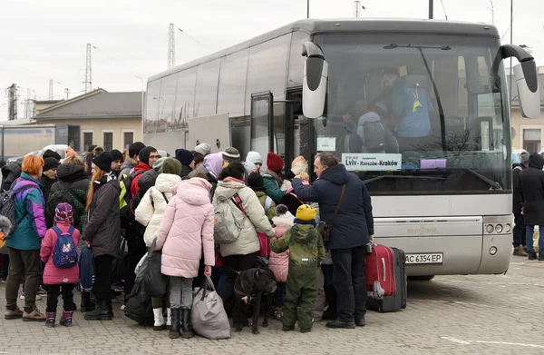 Lviv Ukrajna 2022 Március Evakuáltak Kelet Ukrajnából Buszpályaudvaron Lviv Várja — Stock Fotó