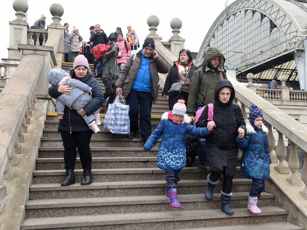 Lviv Ucrânia Março 2022 Evacuados Leste Ucrânia Perto Estação Ferroviária — Fotografia de Stock