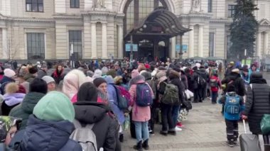 Lviv, Ukrayna - 6 Mart 2022: Polonya trenini bekleyen Lviv tren istasyonu yakınlarındaki mülteciler.