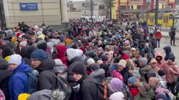 Lviv Ukraina Mars 2022 Flyktingar Nära Järnvägsstationen Lviv Väntar Tåget — Stockvideo