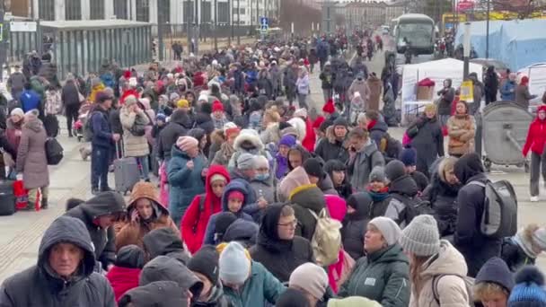 乌克兰利沃夫 2022年3月6日 利沃夫火车站附近等待开往波兰的火车的难民 — 图库视频影像