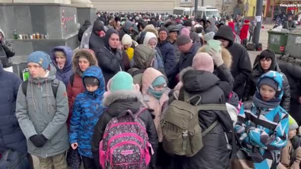 Lviv Ουκρανία Μαρτίου 2022 Πρόσφυγες Κοντά Στο Σιδηροδρομικό Σταθμό Του — Αρχείο Βίντεο