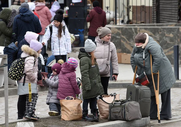 Lviv, Ukrayna - 6 Mart 2022: Ukrayna 'nın batısındaki Lviv kentindeki tren istasyonu yakınlarındaki doğu Ukrayna' dan tahliye edilenler. 