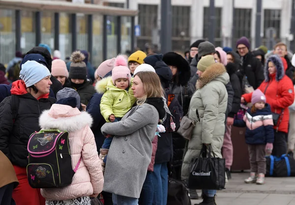 Львів Україна Березня 2022 Біженці Біля Залізничного Вокзалу Львова Чекають — стокове фото