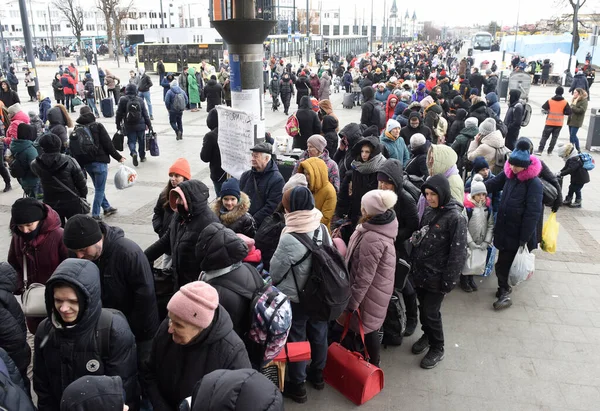 Lviv, Ukrayna - 6 Mart 2022: Polonya trenini bekleyen Lviv tren istasyonu yakınlarındaki mülteciler.
