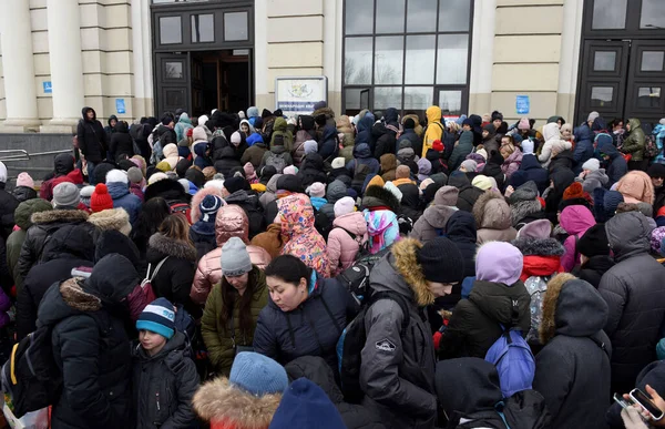 Львів Україна Березня 2022 Біженці Біля Залізничного Вокзалу Львова Чекають — стокове фото