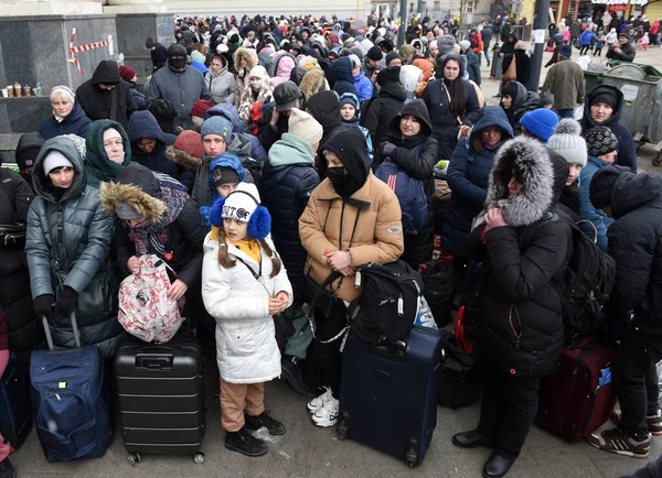 Львів Україна Березня 2022 Біженці Біля Залізничного Вокзалу Львова Чекають — стокове фото